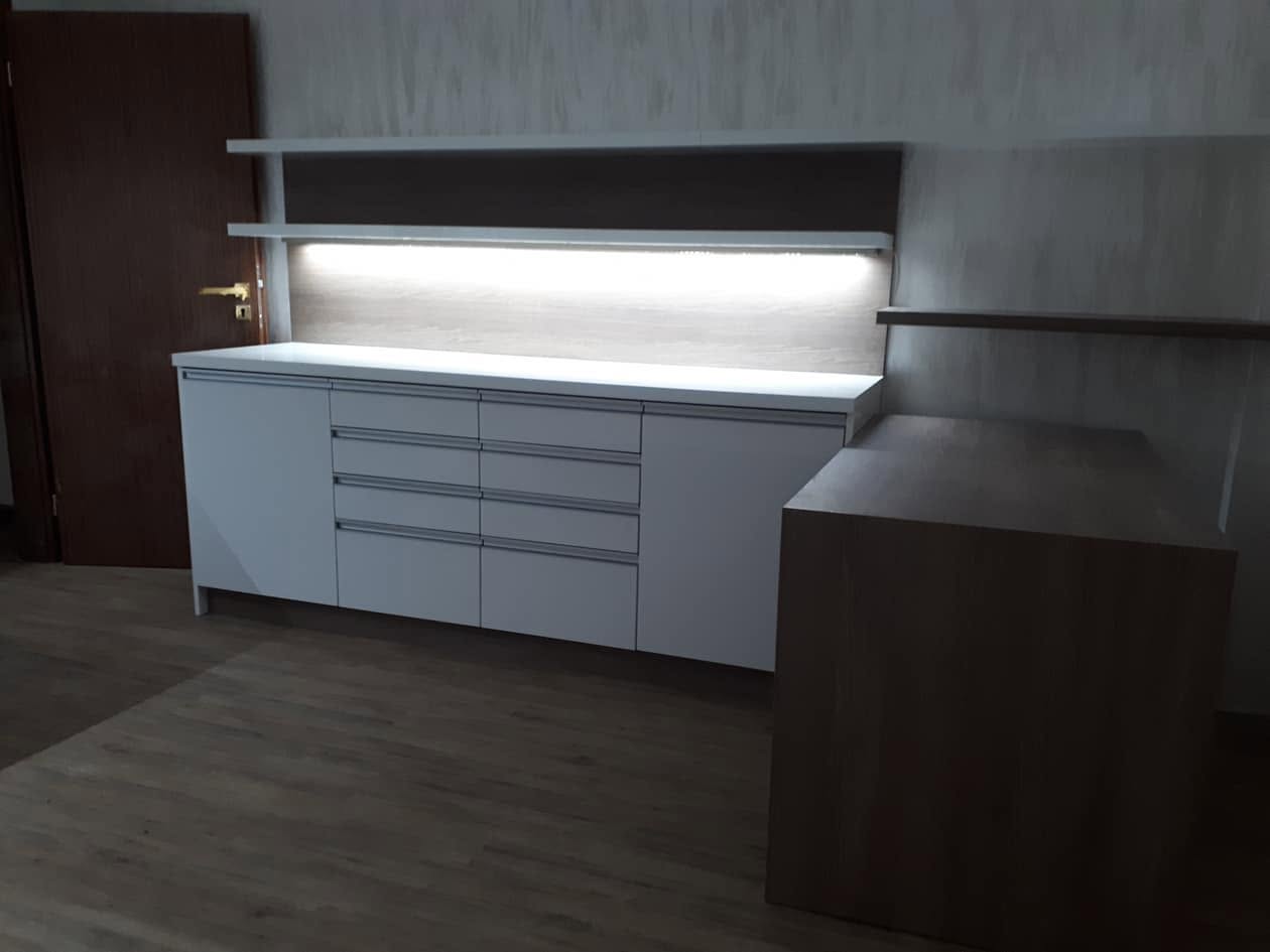 Bílá lakovaná komoda s LED podsvícením a dřevěným barovým pultem